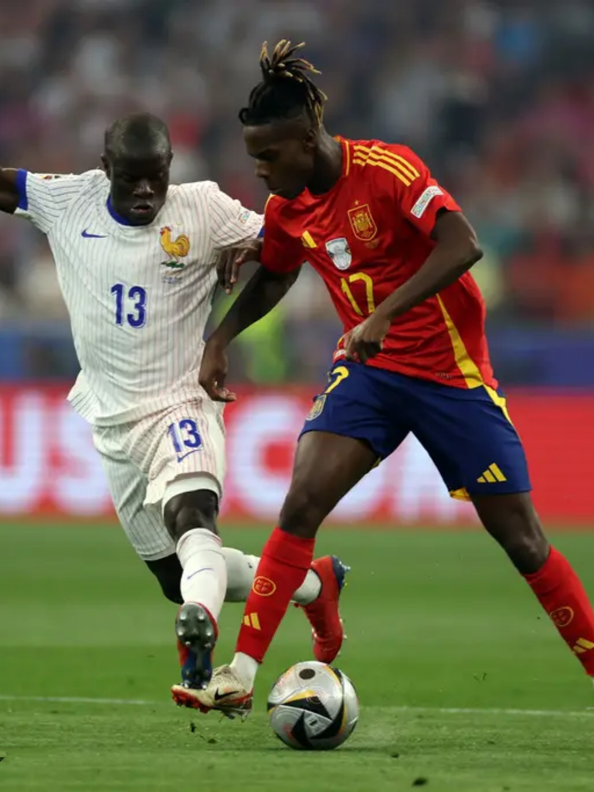 双方球员拚搏比赛,观众尖叫呐喊不断 双方球员拚搏比赛,观众尖叫呐喊不断