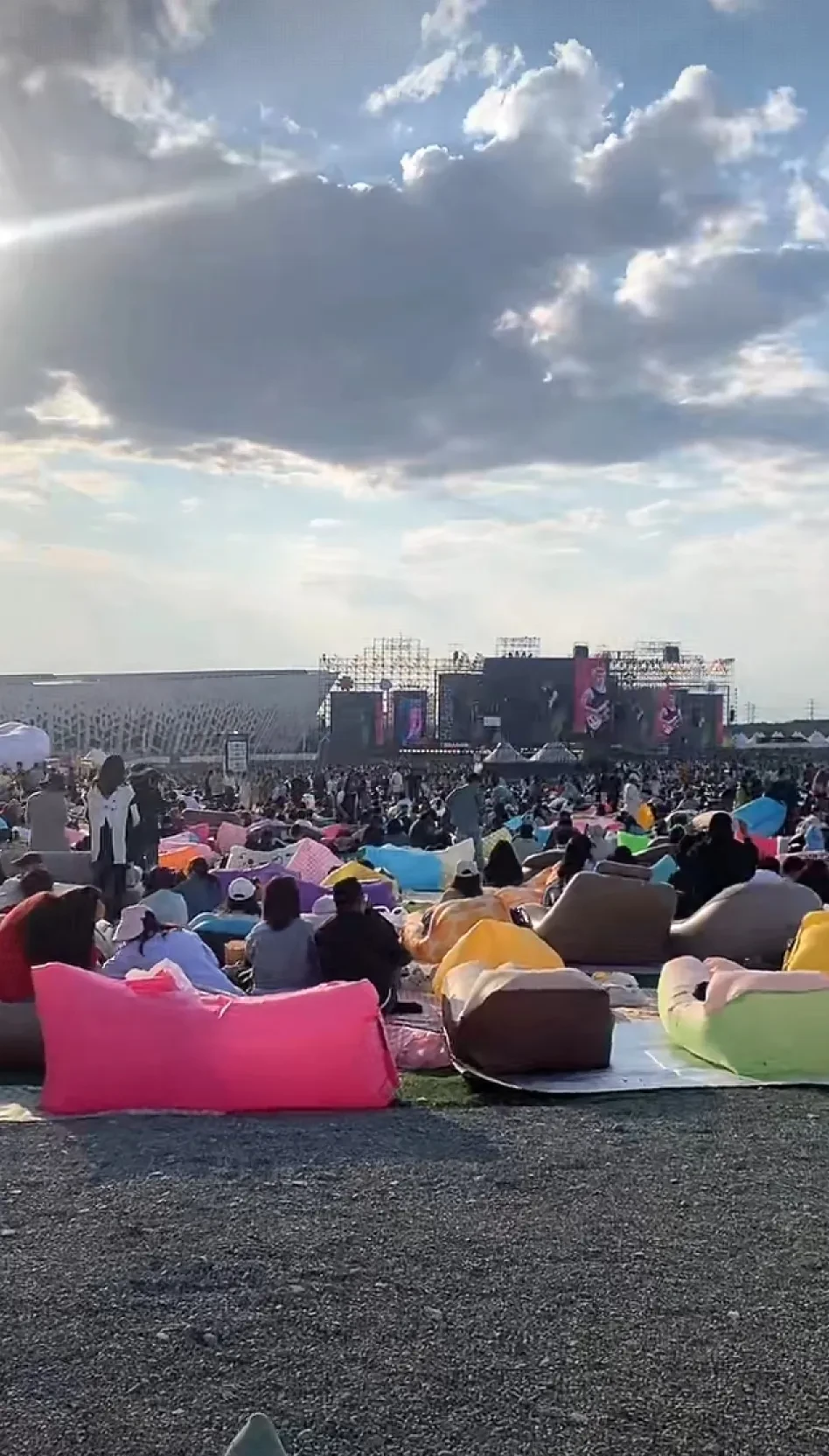 现场欢呼声此起彼伏积极气氛洋溢的简单介绍