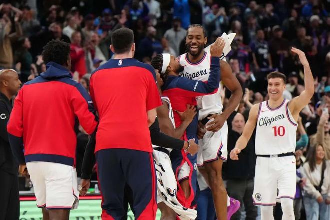 雷火电竞合作-76人碾压快船，伦纳德关键制胜