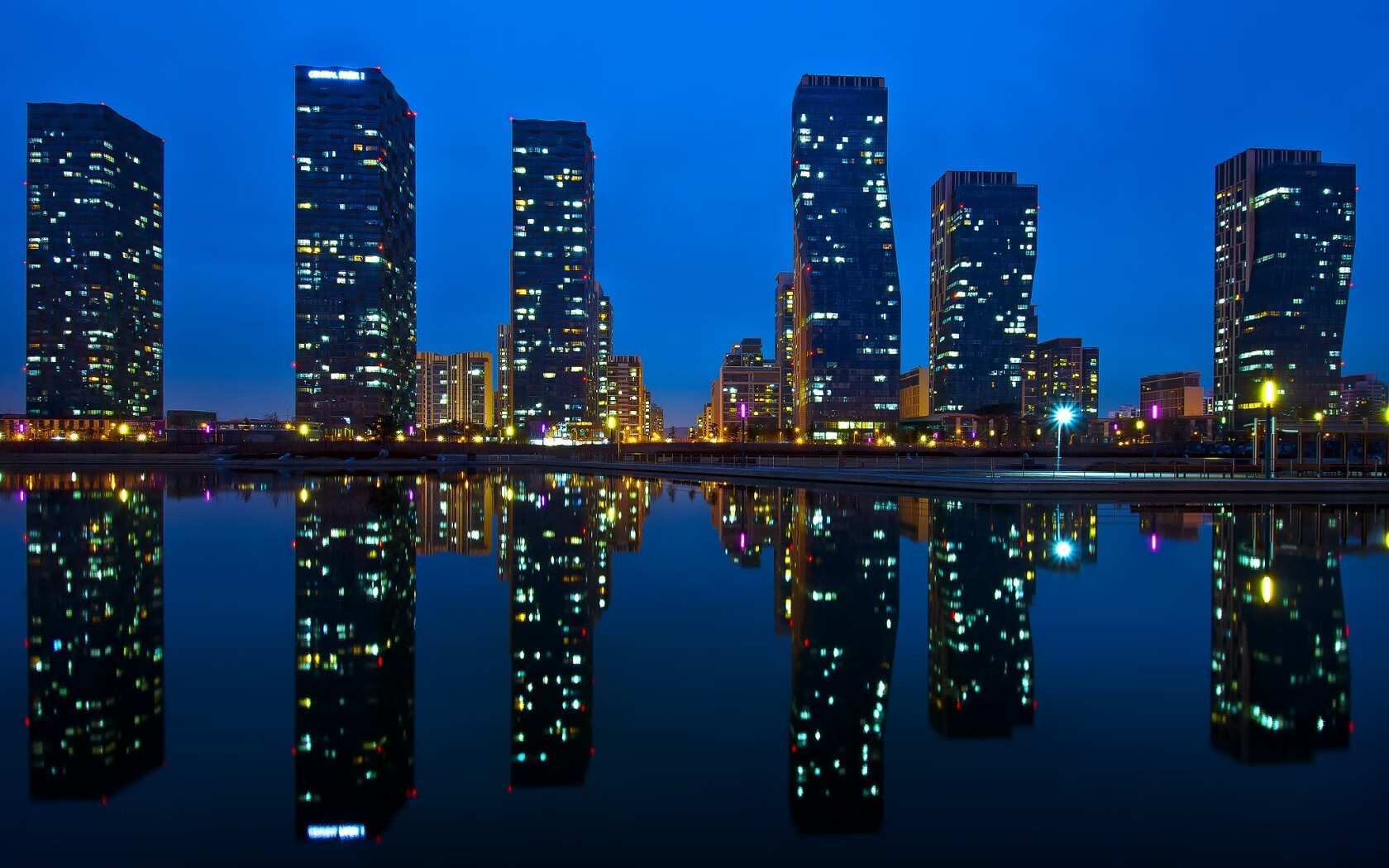 钢铁与天鹅绒，德甲争冠硝烟与里昂的英格兰突围战