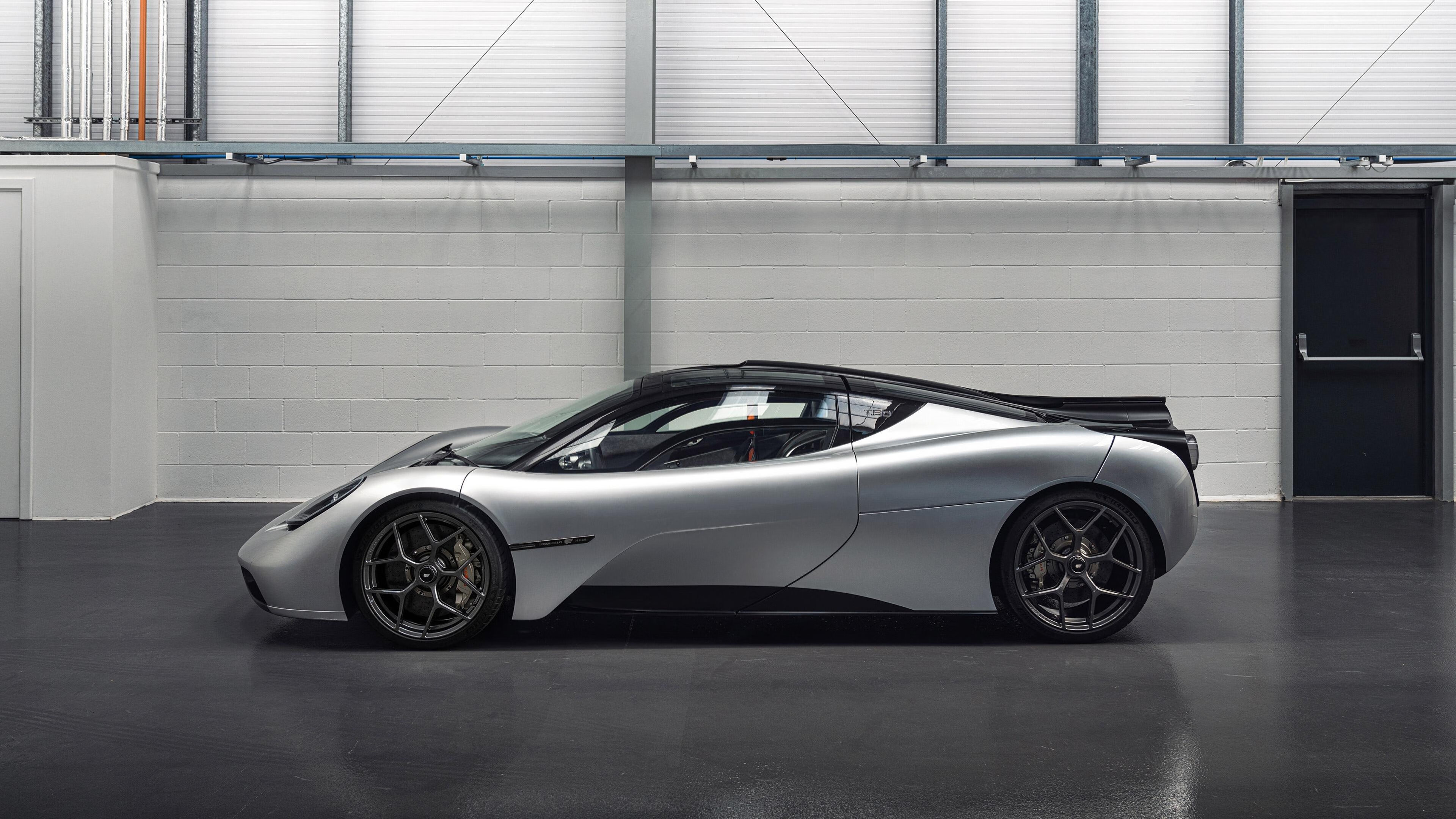 红蓝战场上的绿茵交响乐，卡塞米罗于风暴眼中奏响乌拉圭胜利终章