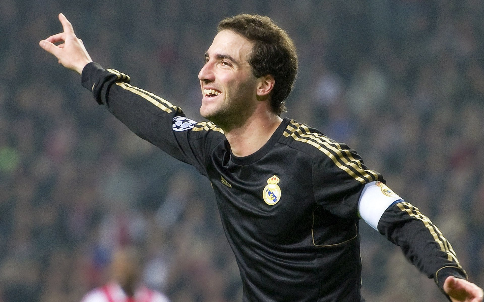 双重奏，那不勒斯粉碎勒沃库森神话，莫德里奇戴上关键先生袖标